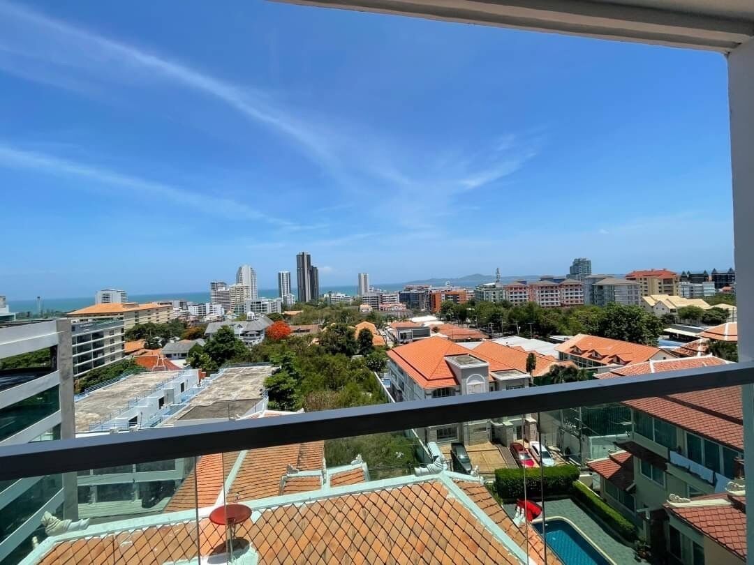 Un immeuble de grande hauteur offrant une vue sur le paysage urbain, avec différents bâtiments et un ciel dégagé.