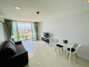 Deluxe One Bedroom Apartment  | Living area - Art on The Hill by PSR ASIA (Pattaya)