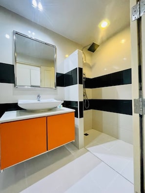 Studio | Salle de bain | Ensemble baignoire-douche, serviettes fournies