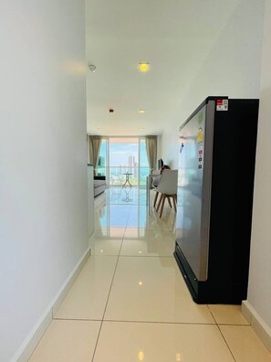 Deluxe One Bedroom Apartment  | บริเวณนั่งเล่น | ทีวีจอแบน
