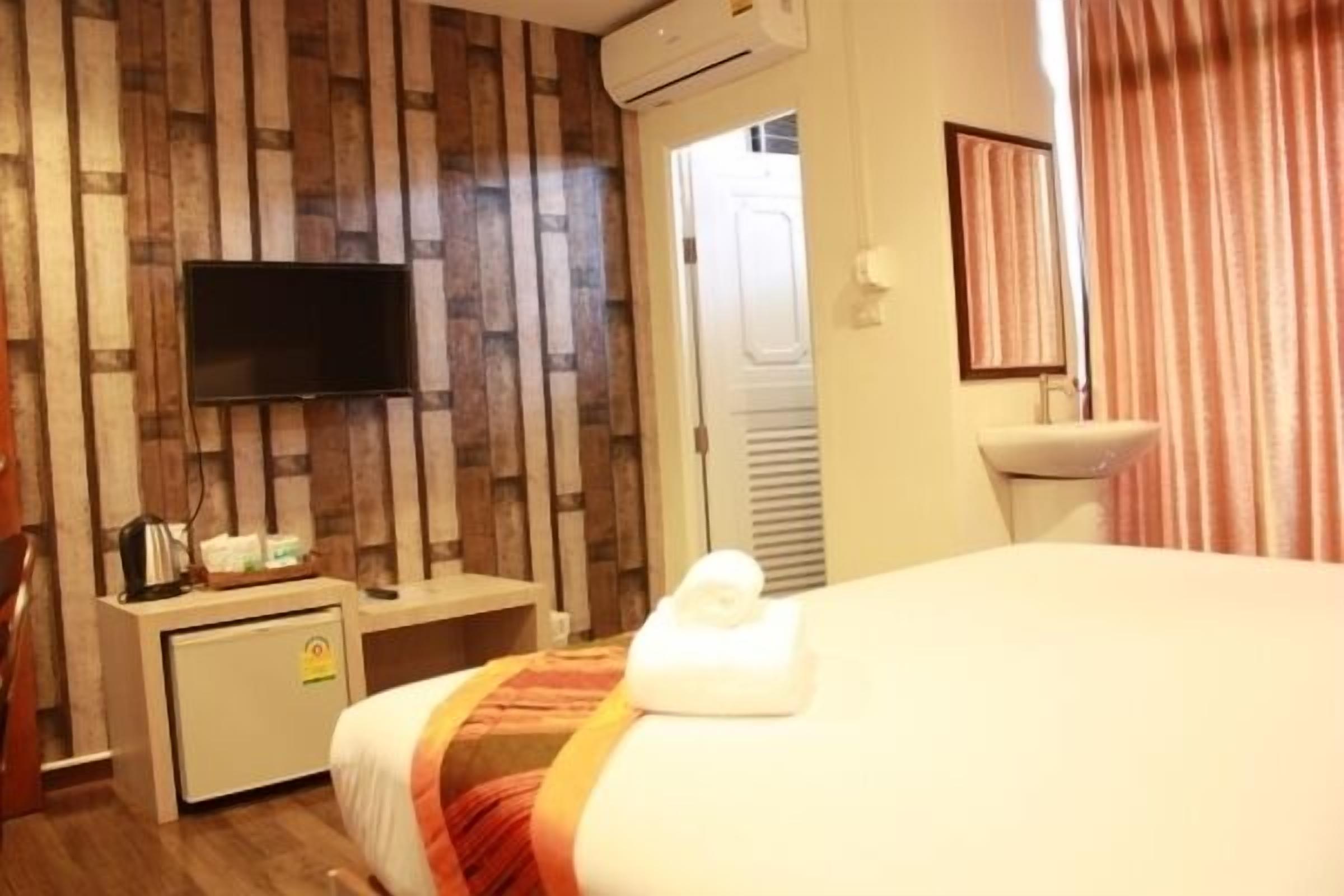 superior room, 1 king bed | room amenity