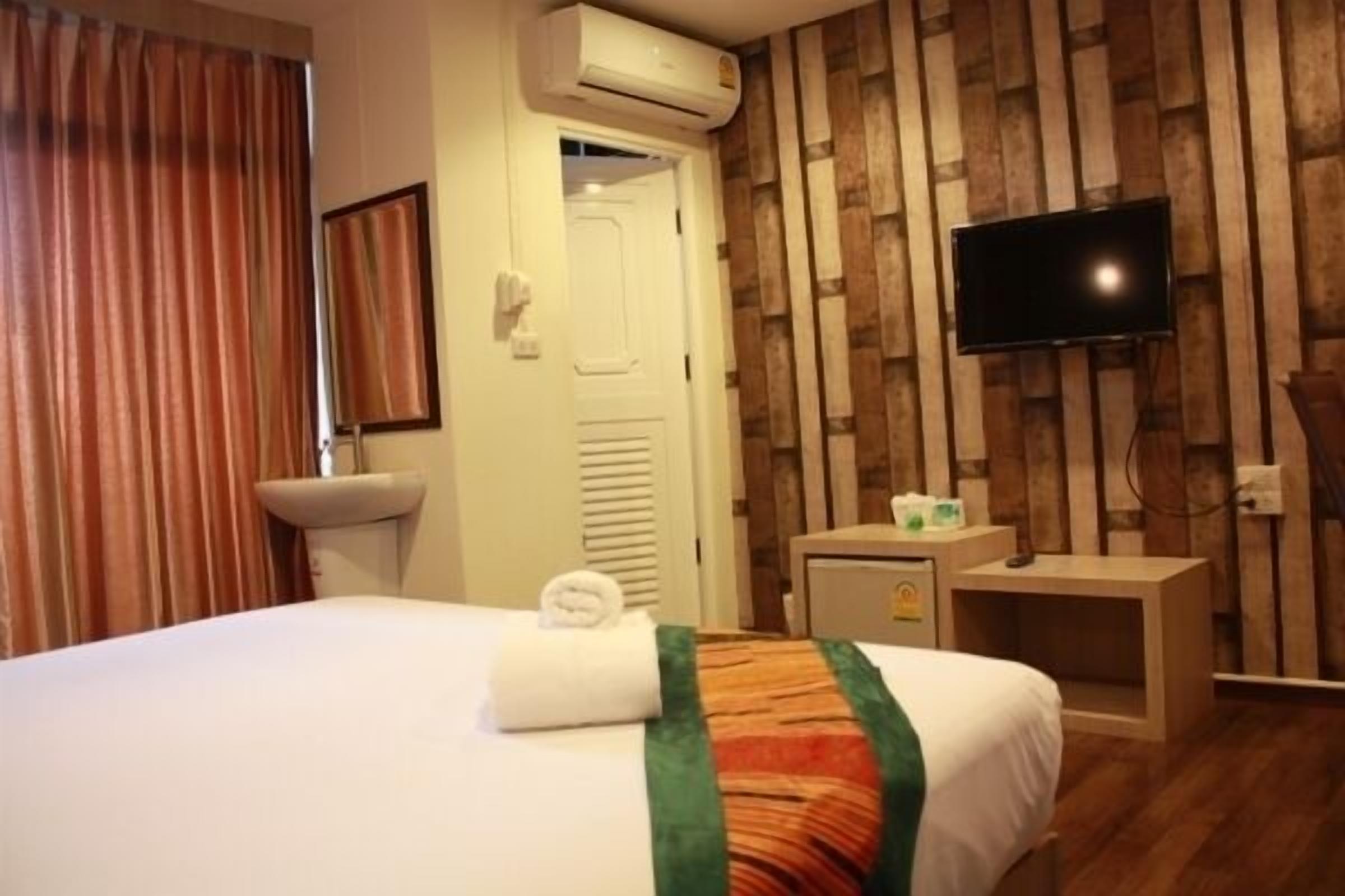 superior room, 1 king bed | room amenity