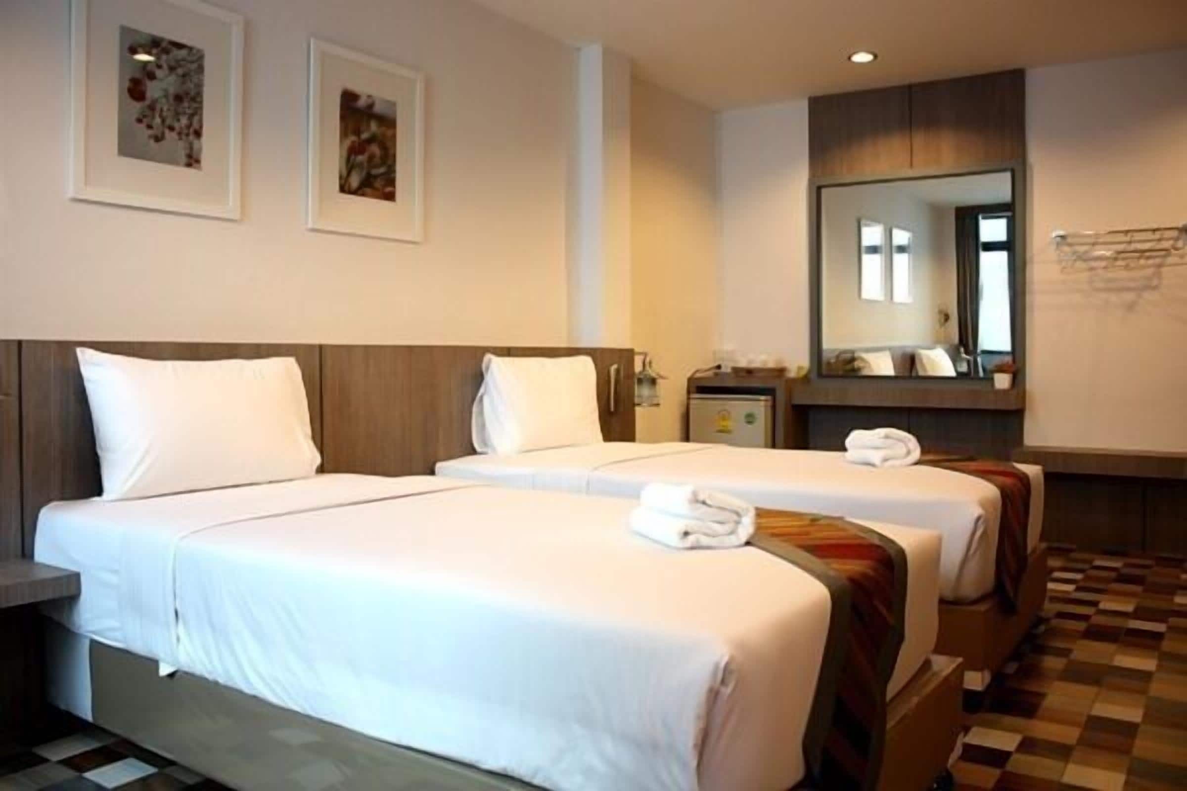 standard twin room | desk, free wifi