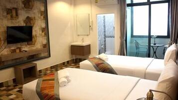Standard Twin Room | Desk, free WiFi