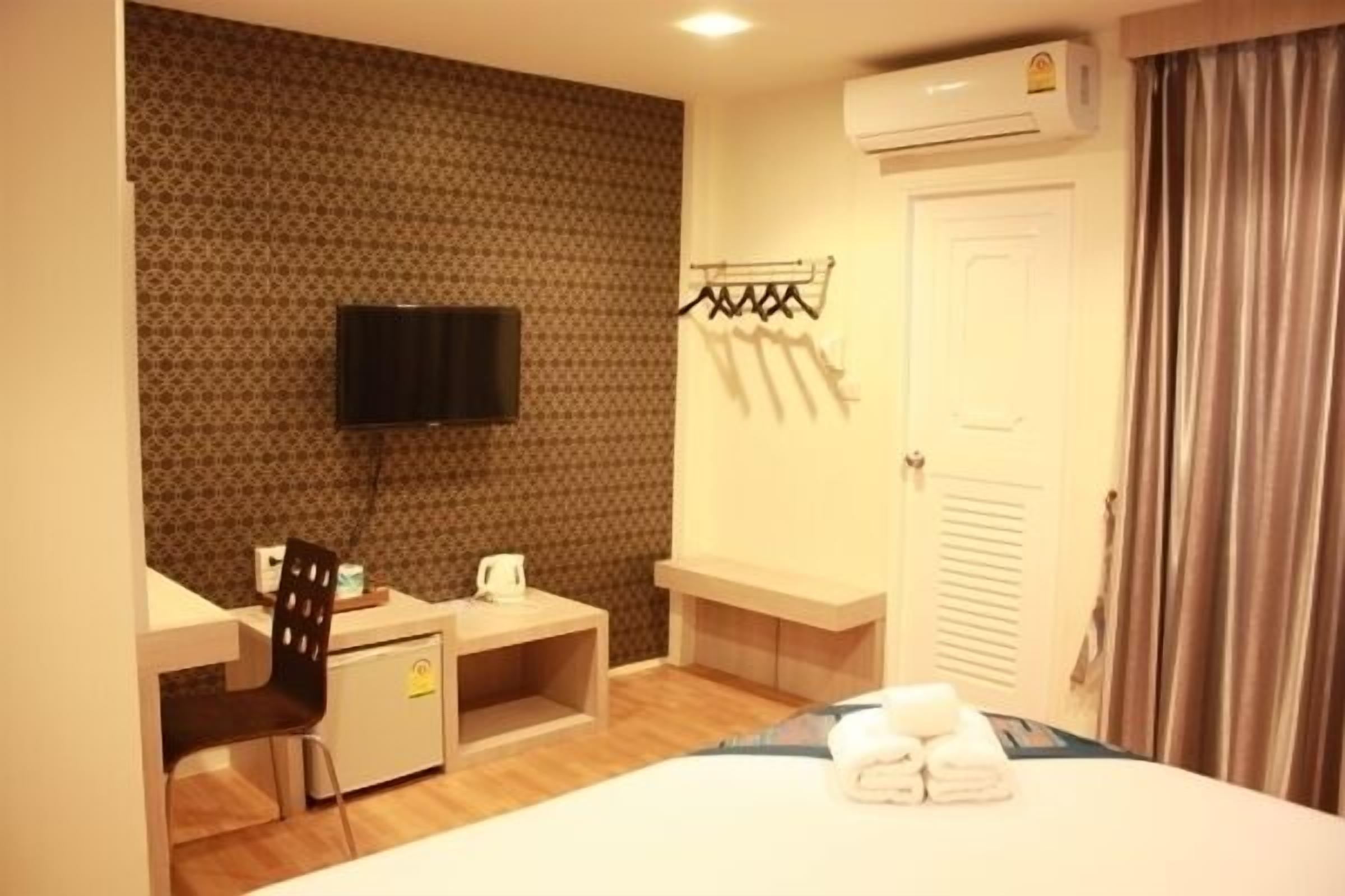 superior room, 1 king bed | room amenity