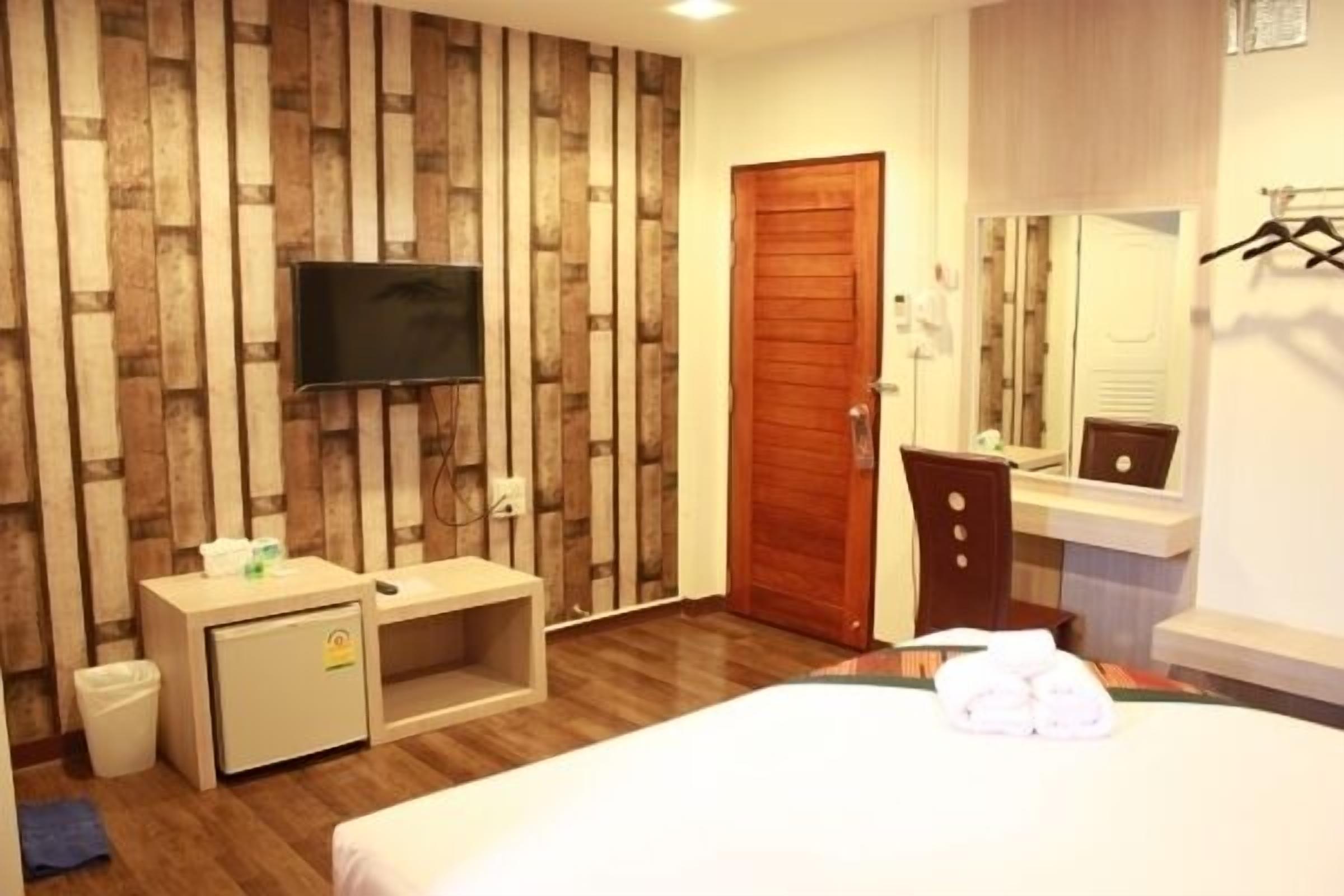 superior room, 1 king bed | room amenity
