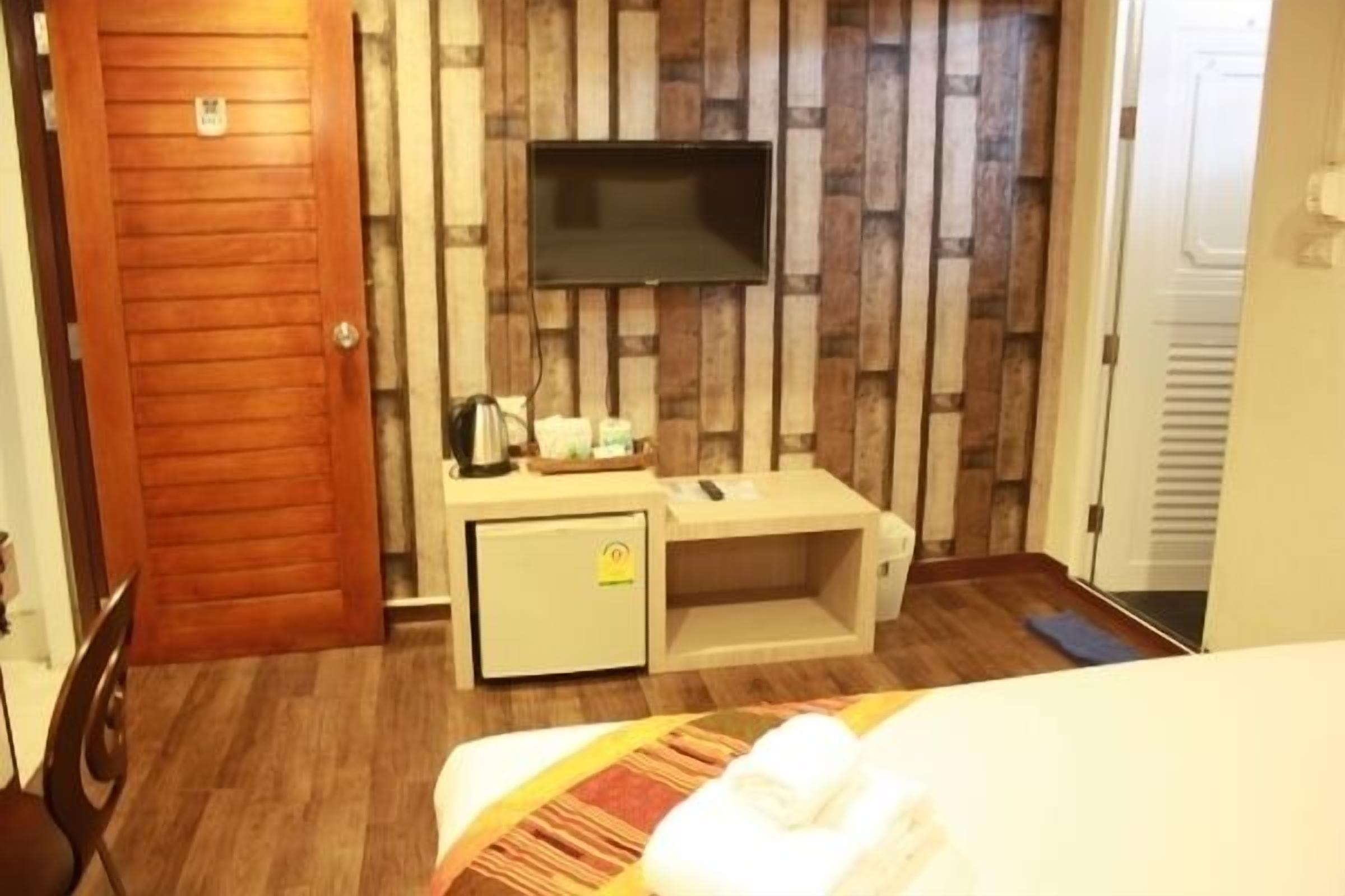 superior room, 1 king bed | room amenity