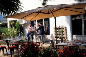 Outdoor dining - Campanile Grenoble Sud - Saint Martin D'hères (Saint-Martin-d'Heres)