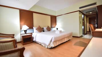 Deluxe Room | Minibar, in-room safe, desk, rollaway beds