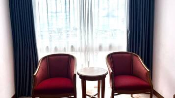 Deluxe Room | Minibar, in-room safe, desk, rollaway beds