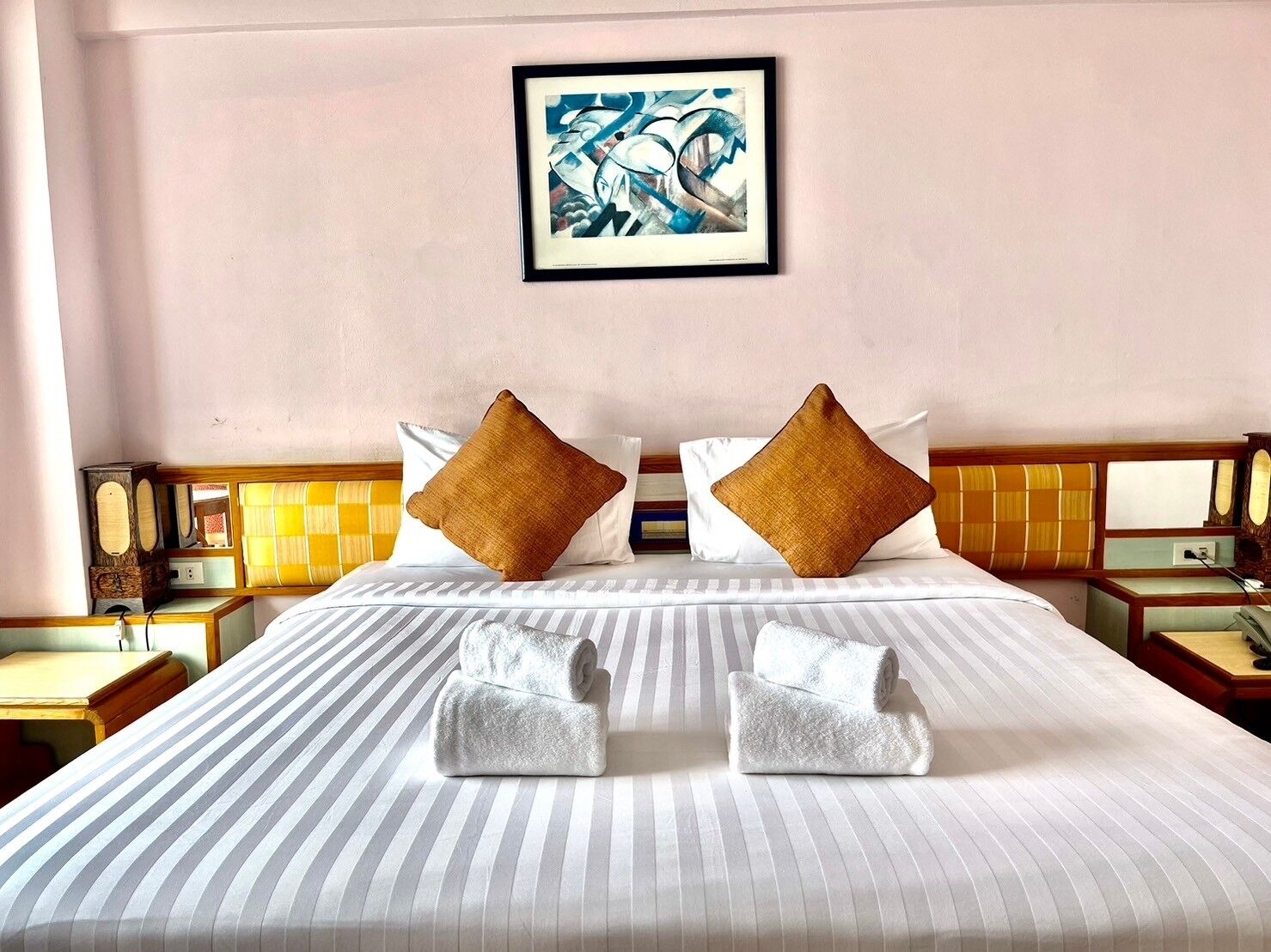 Deluxe Room | 미니바, 객  실 내 금고, 책상, 간이 침대