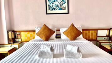 Deluxe Room | Minibar, in-room safe, desk, rollaway beds