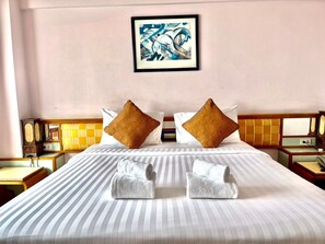 Deluxe Room | Minibar, in-room safe, desk, rollaway beds