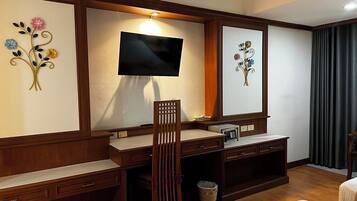 Deluxe Room | Minibar, in-room safe, desk, rollaway beds