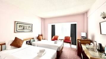 Minibar, caja de seguridad en la habitación y escritorio