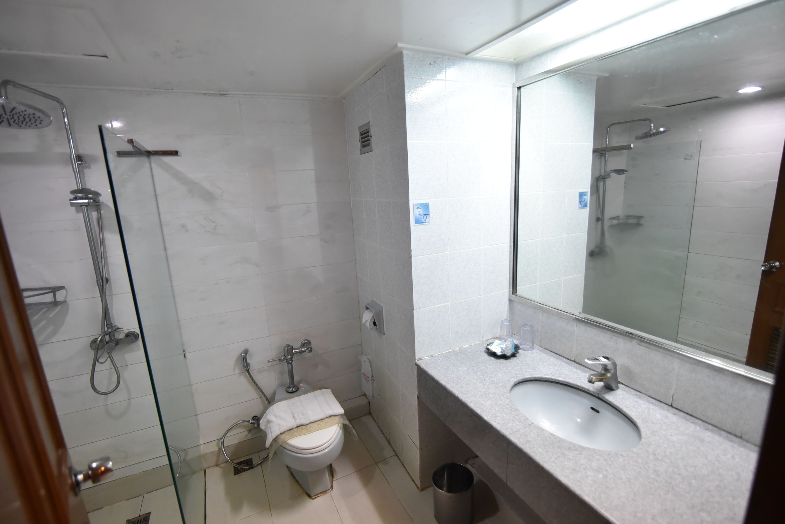 Bañera con ducha, artículos de tocador gratuitos, secador de pelo