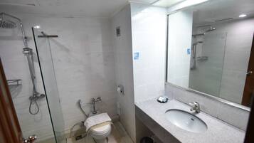 Bañera con ducha, artículos de tocador gratuitos, secador de pelo