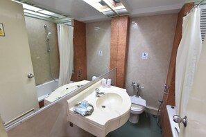 Family Suite | Bathroom