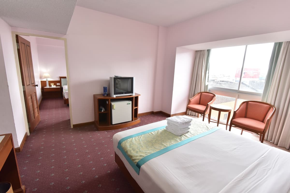Family Suite | Minibar, in-room safe, desk, rollaway beds