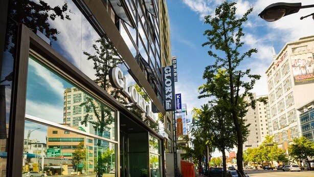 A storefront with a large glass window and a sign that reads "GLORY". - Gloryinn (Seoul)