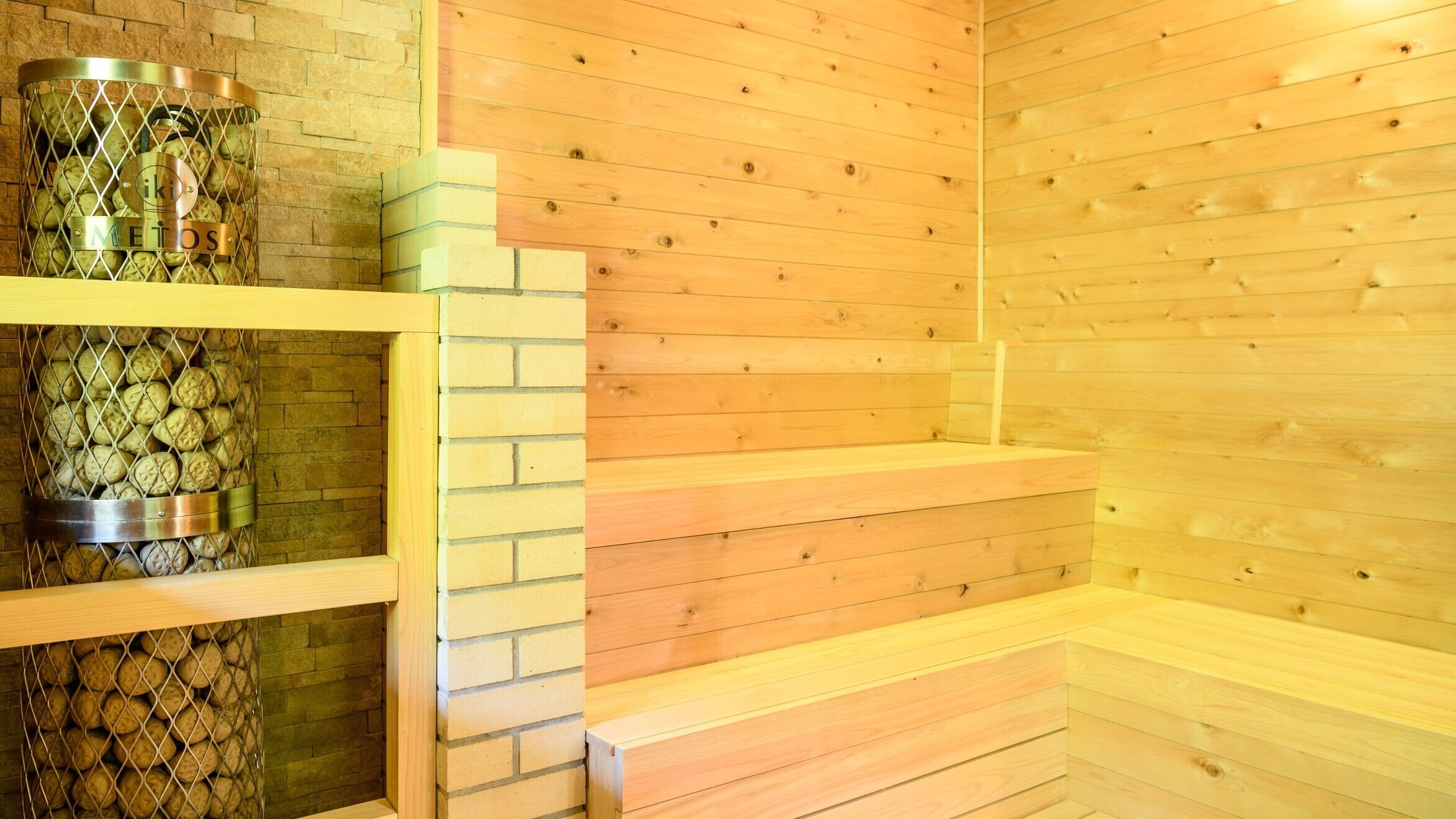 Eine Sauna mit Holzwänden und einem Behälter für Holzscheite.