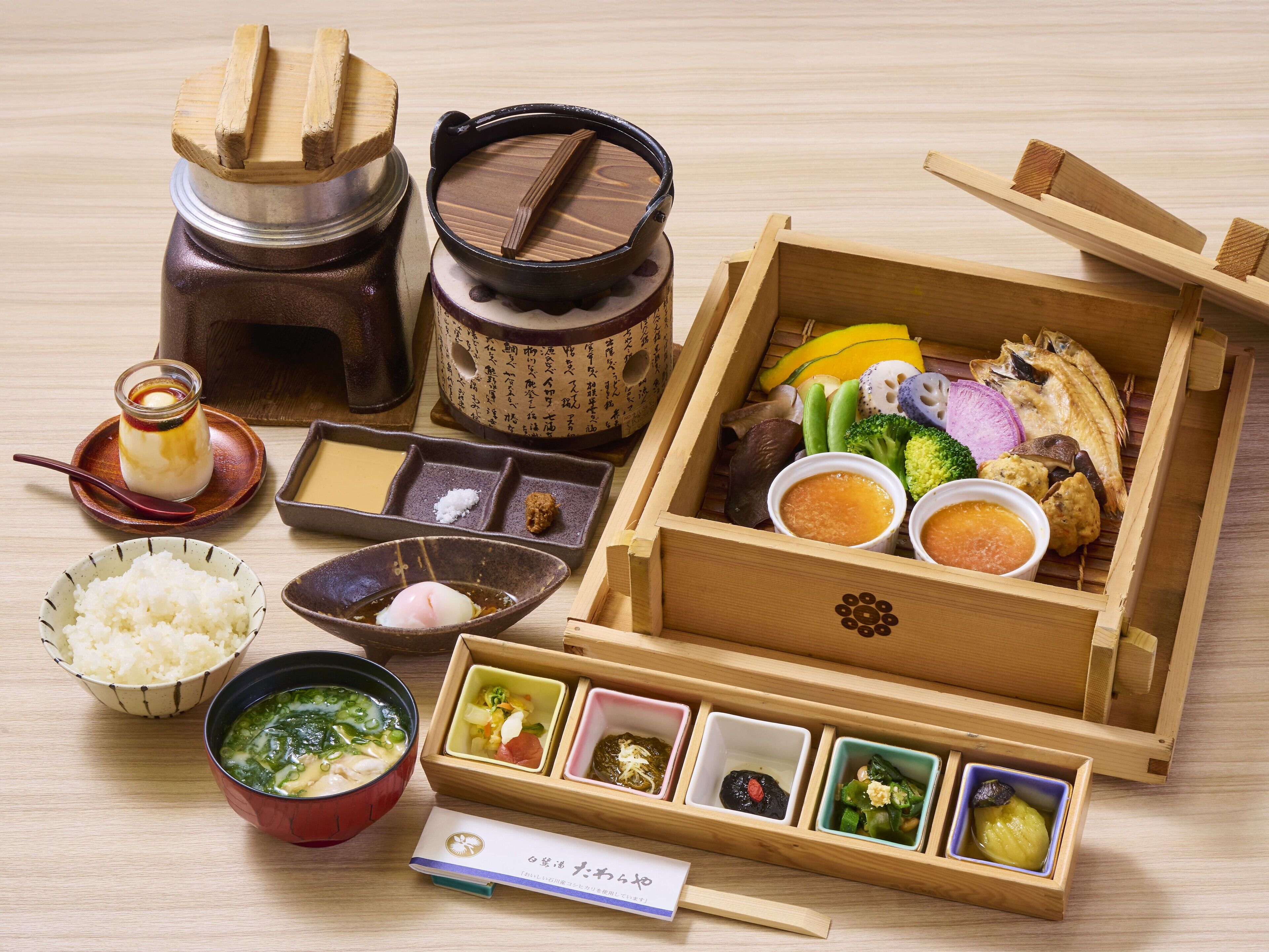 En traditionell japansk måltid med olika rätter och serveringsredskap.