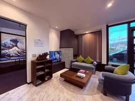 Habitación Deluxe, no fumadores, vistas al mar (Annex, Family Room) | Zona de estar | Televisión LCD de 55 pulgadas con canales por satélite, una televisión