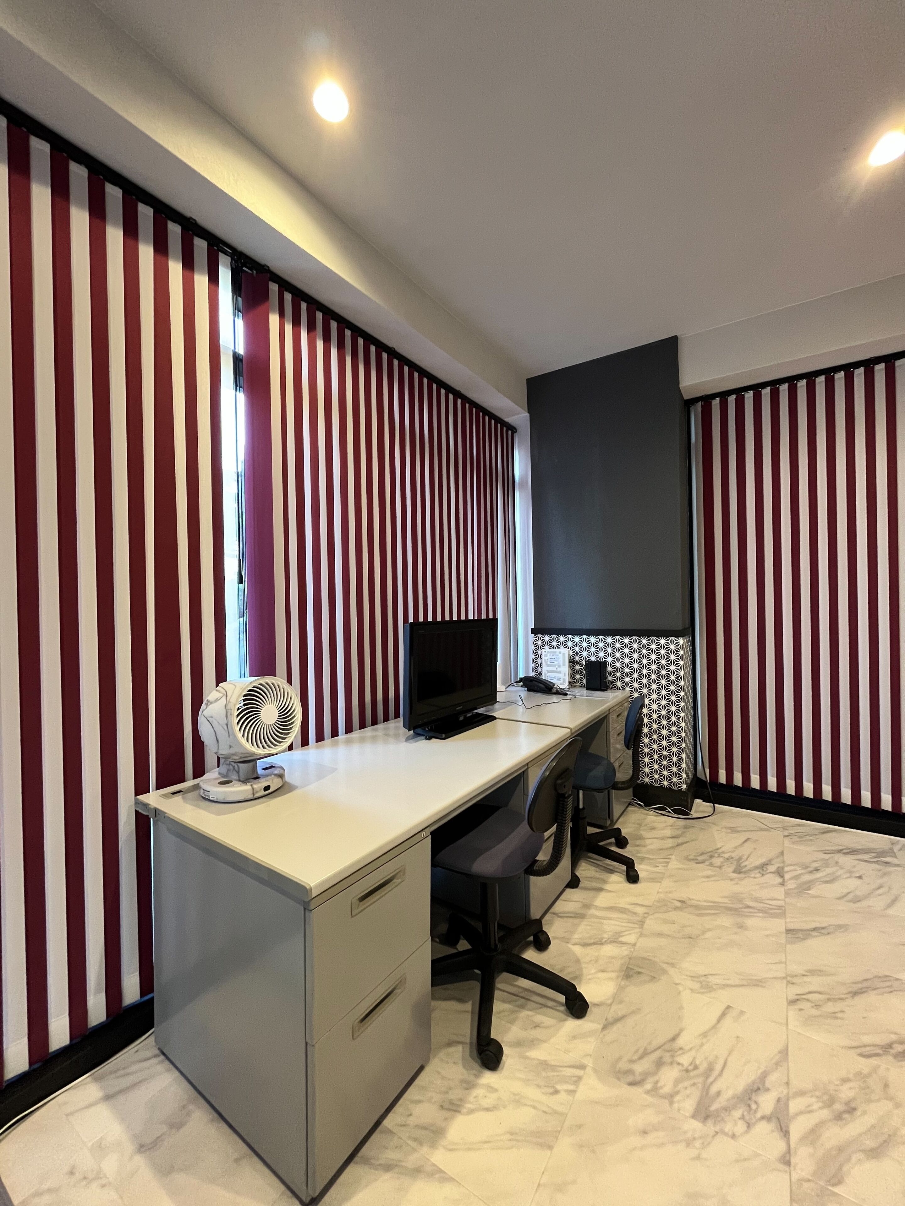 Un espacio de oficina moderno con escritorio, silla y ordenador.