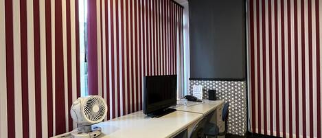 Un espacio de oficina moderno con escritorio, silla y ordenador.