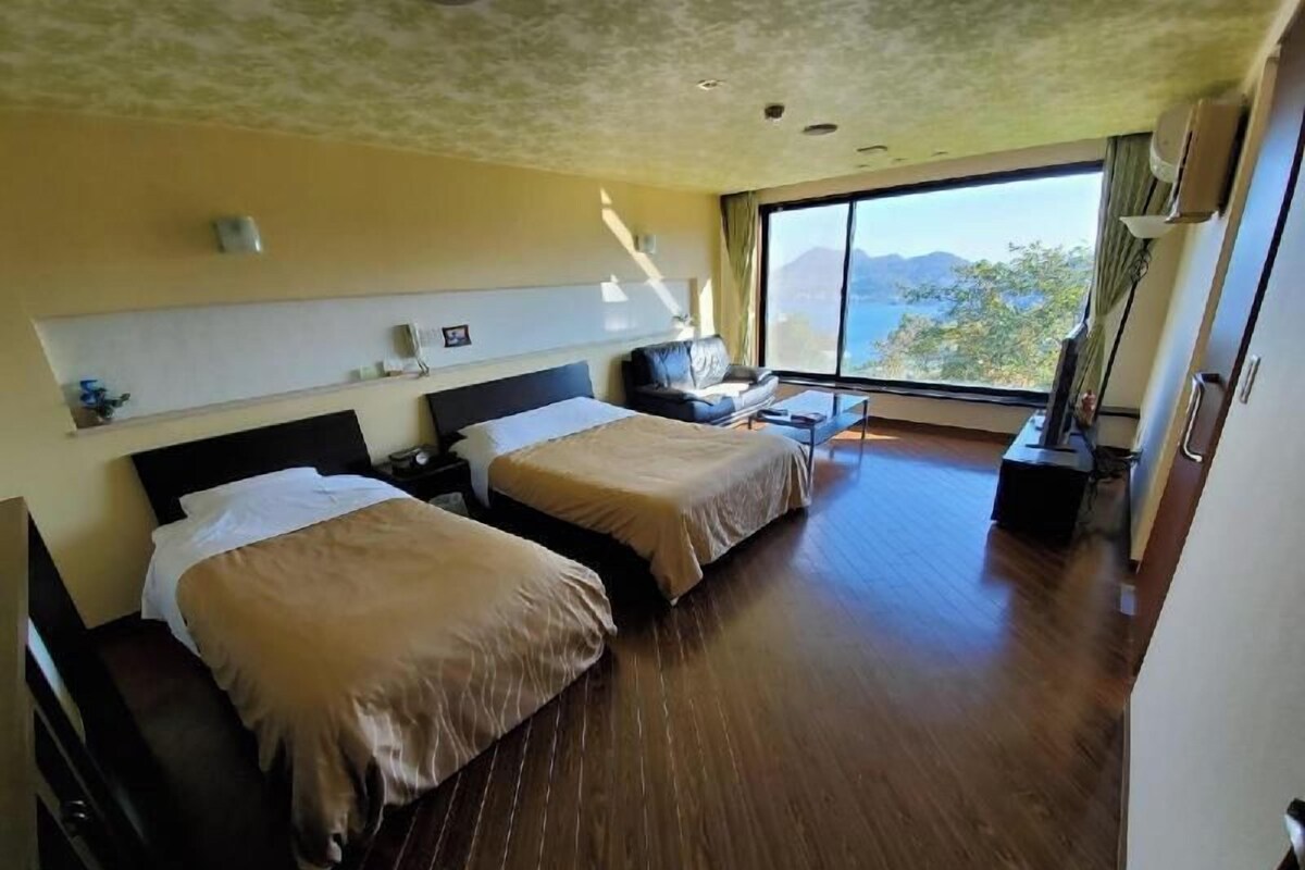 Premium bedding, in-room safe, desk, blackout drapes