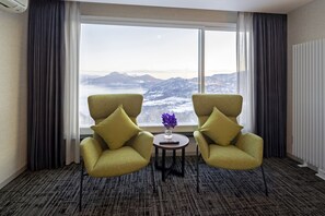 Ropa de cama de alta calidad y caja de seguridad en la habitación 