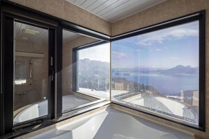 Habitación Deluxe con 2 camas individuales, no fumadores, vistas al lago | Baño | Bañera y ducha independientes, bañera profunda y secador de pelo