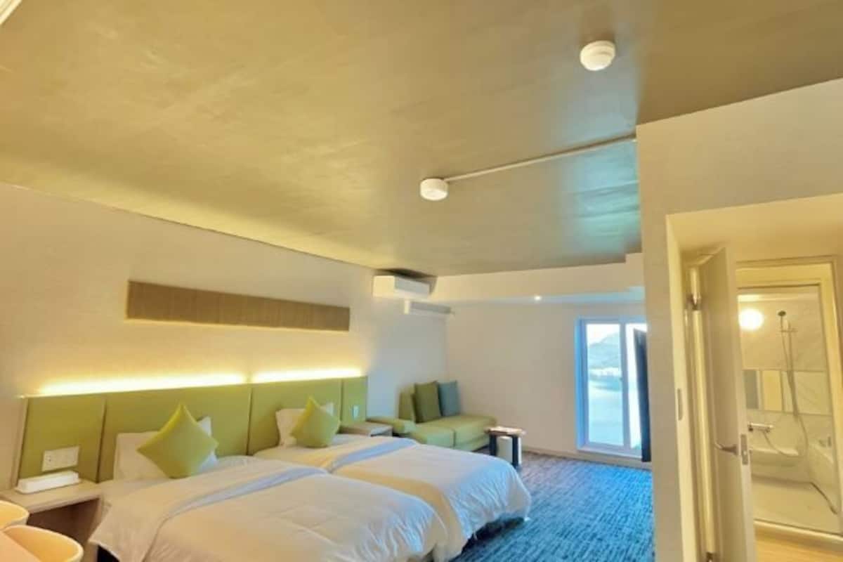 Premium bedding, in-room safe, individually decorated