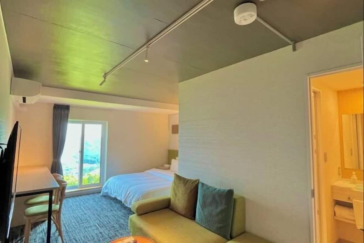 Premium bedding, in-room safe, individually decorated