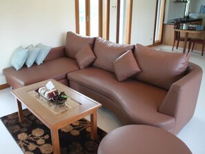 تلفزيون إل سي دي بحجم 32-بوصة يعرض قنوات تلفزيونية باشتراك مدفوع