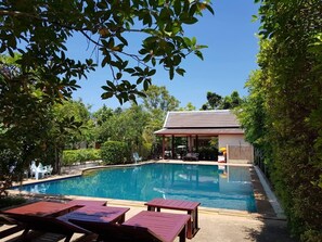Outdoor pool, sun loungers - Ban Thaithip Resort (Rayong)