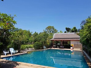 Outdoor pool, pool loungers - Ban Thaithip Resort (Rayong)