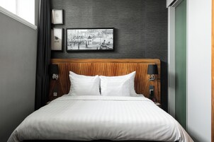 Standard Double Room, Non Smoking | Premium bedding, in-room safe, desk, laptop workspace