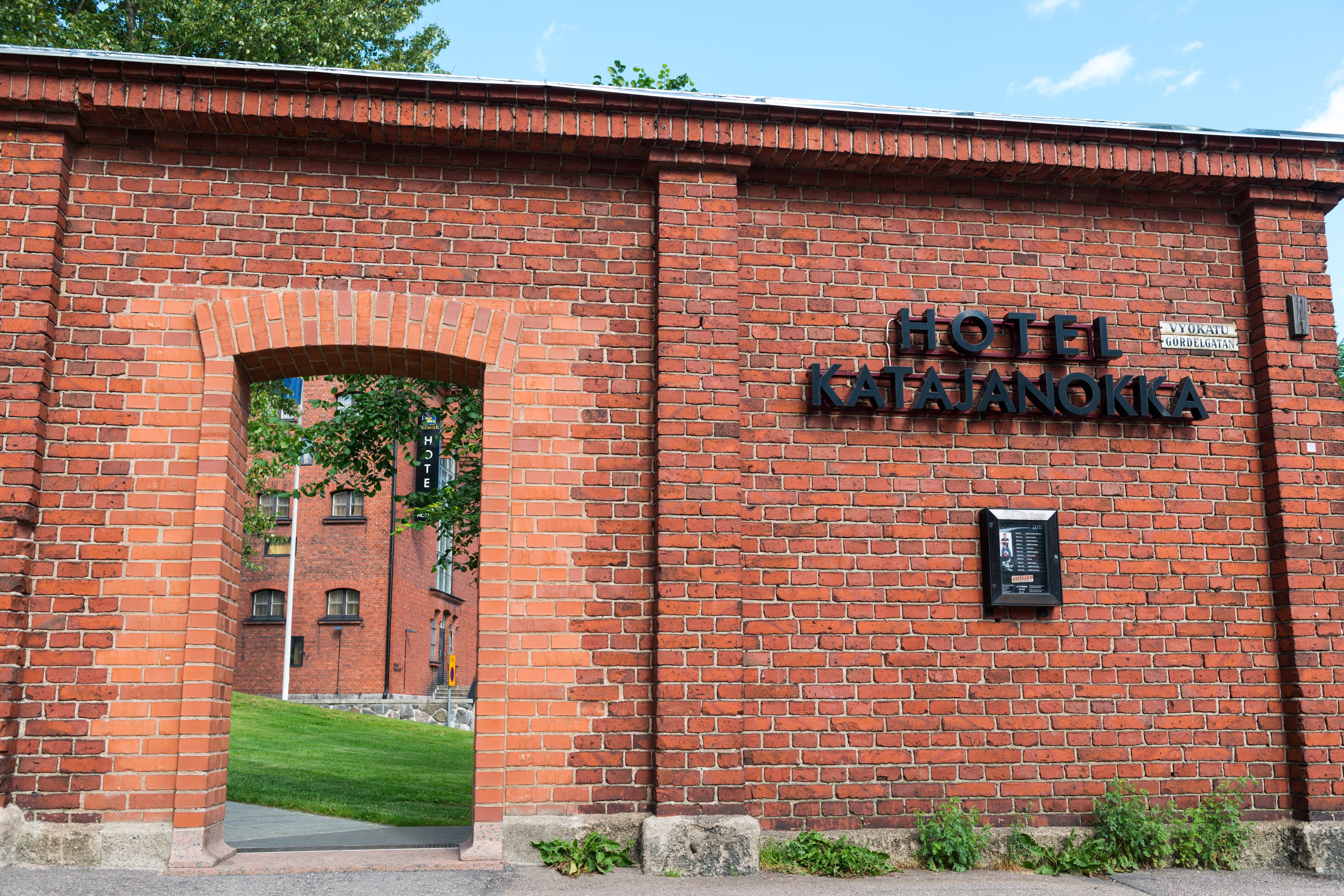 Un edificio de ladrillo con un letrero que dice "HOTEL KATTAJANOKKA" y una entrada con arco.