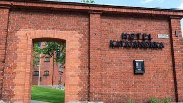 Un edificio de ladrillo con un letrero que dice "HOTEL KATTAJANOKKA" y una entrada con arco.