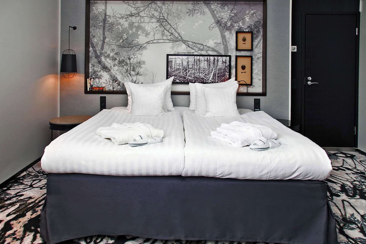 junior suite, non smoking | 1 bedroom, premium bedding, minibar, in-room safe