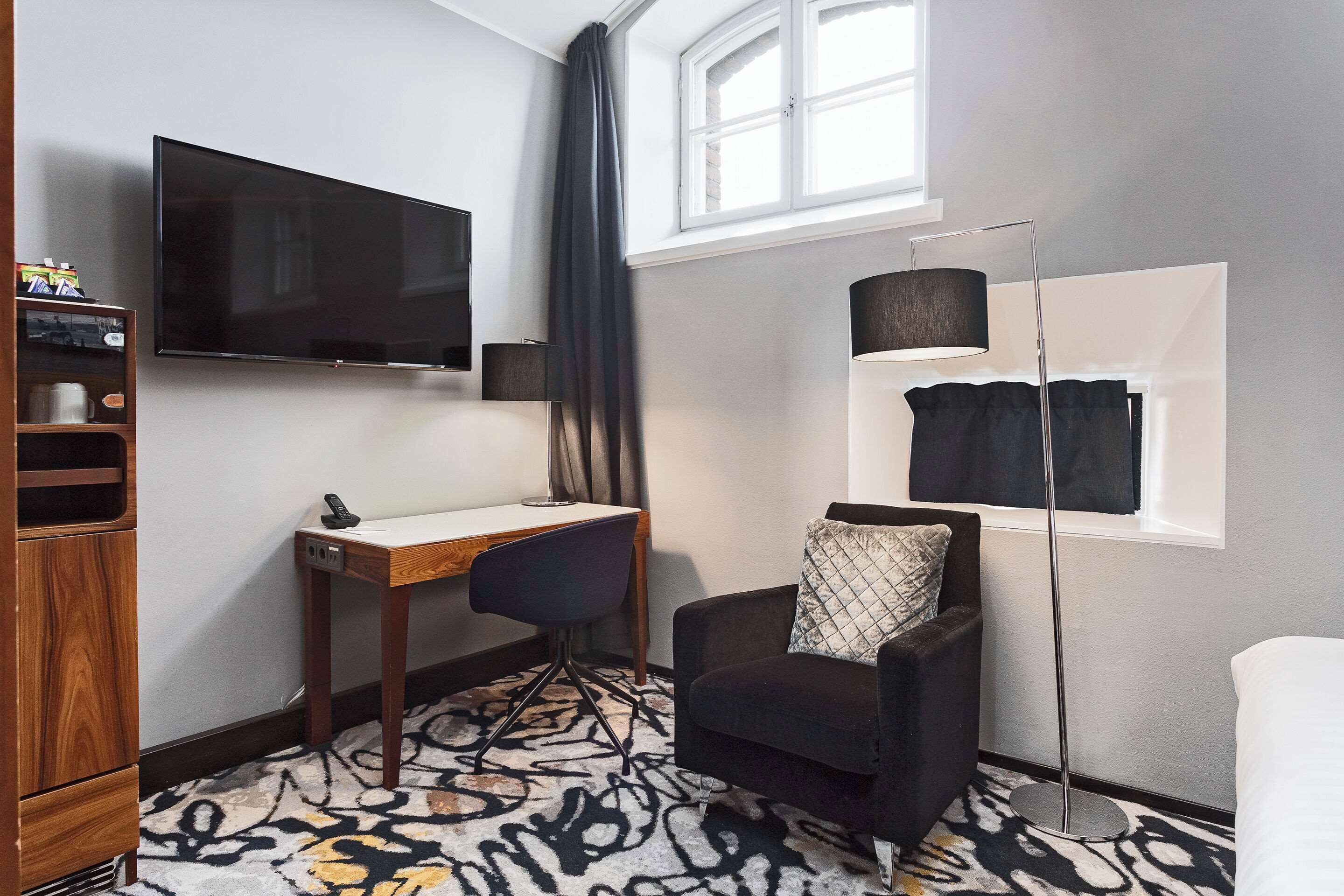 standard double room, non smoking | 1 bedroom, premium bedding, minibar, in-room safe