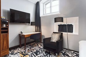 Kahden hengen standard-huone, tupakointi kielletty | Ylelliset vuodevaatteet, minibaari, tallelokero huoneessa, työpöytä