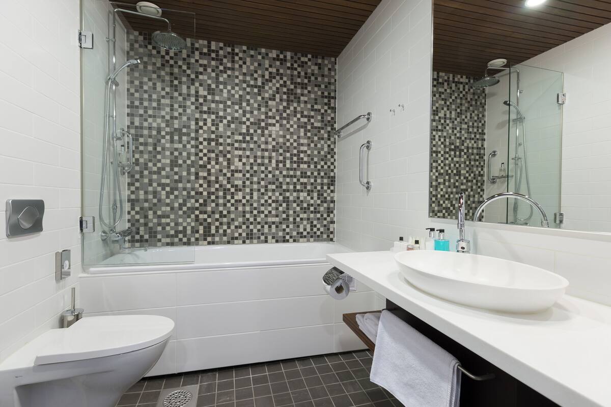 rainfall showerhead, free toiletries, hair dryer, towels