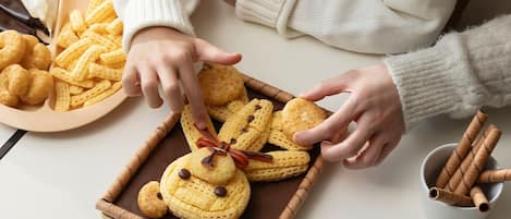 Una persona organizando galletas en una bandeja.