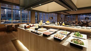 Se sirven almuerzos y cenas, cocina internacional