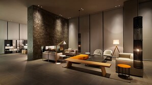 Un interior moderno con un amplio espacio para sentarse, una chimenea y un televisor.