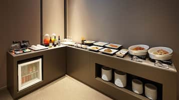 Montaje de bufé con diversos alimentos y bebidas.
