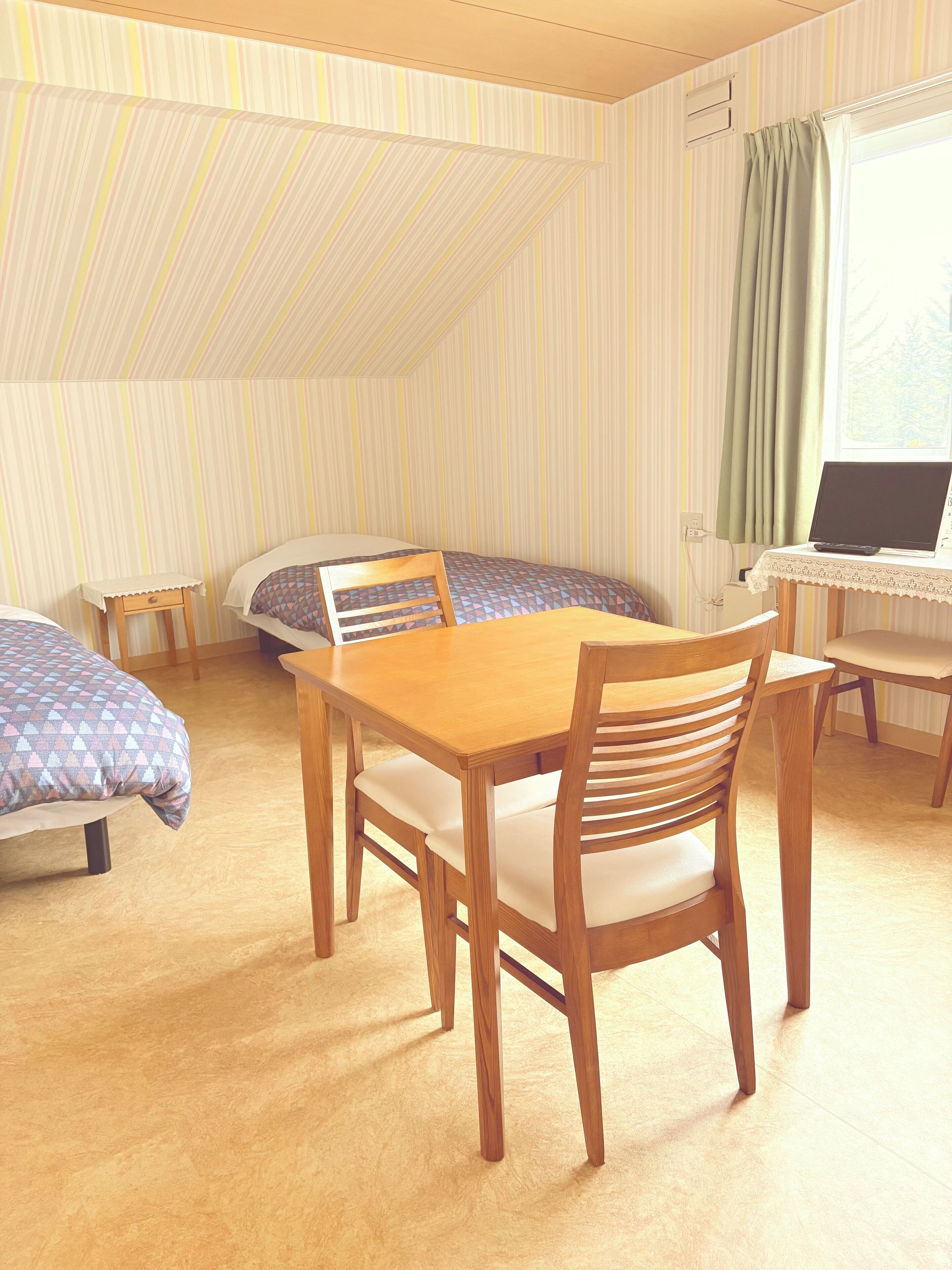 Duntäcken, skrivbord, arbetsyta för laptop och mörkläggningsgardiner