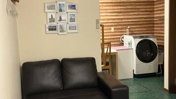 Basic Single Room, Non Smoking | Down duvets, desk, laptop workspace, blackout curtains